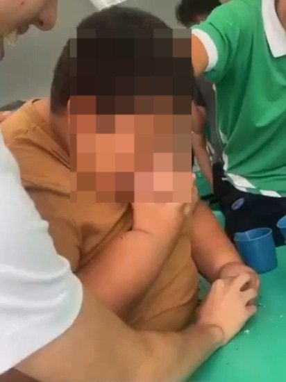 familiares-denunciam-bullying-contra-adolescente-neurodivergente-em-escola-em-fortaleza