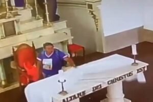 mulher-se-benze-antes-de-furtar-veu-do-altar-da-igreja-matriz-de-sao-jose,-em-ubajara,-no-ceara