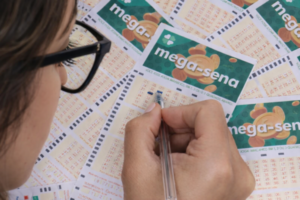 mega-sena-acumula-e-premio-vai-a-r$-160-milhoes;-veja-os-numeros-sorteados