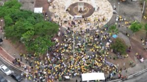 ato-contra-lula-e-ministros-do-stf-tem-publico-reduzido-na-praca-portugal,-em-fortaleza