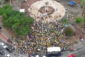 ato-contra-lula-e-ministros-do-stf-tem-publico-reduzido-na-praca-portugal,-em-fortaleza