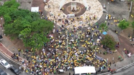 ato-contra-lula-e-ministros-do-stf-tem-publico-reduzido-na-praca-portugal,-em-fortaleza