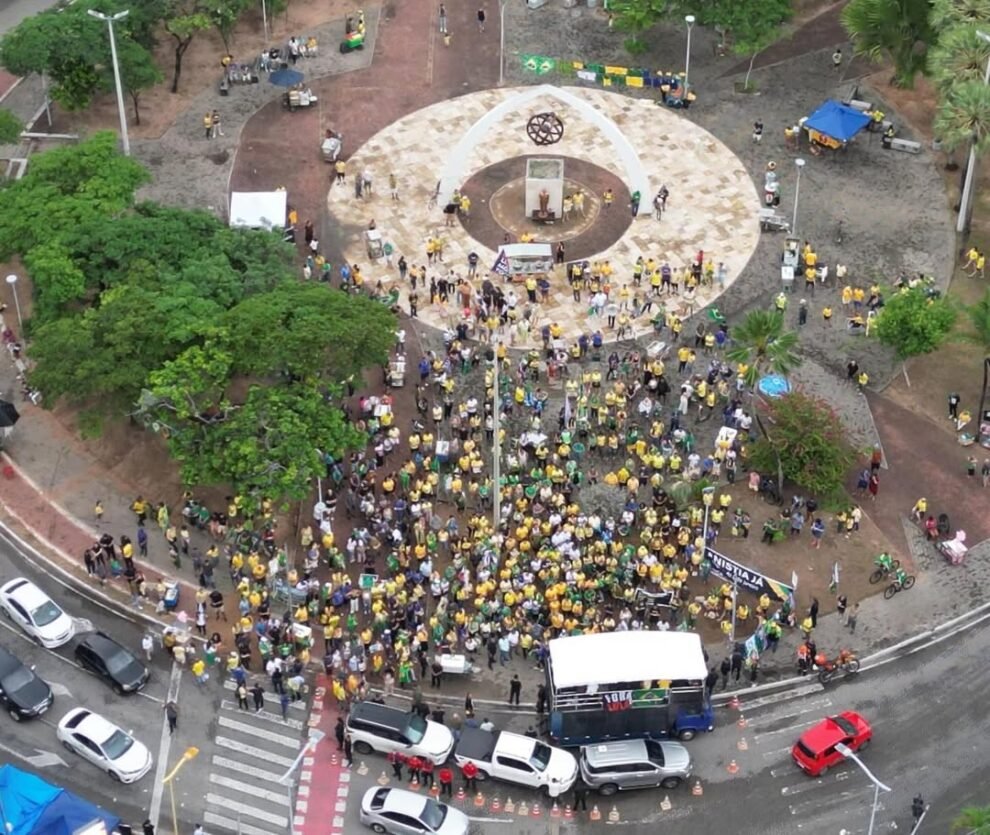 ato-contra-lula-e-ministros-do-stf-tem-publico-reduzido-na-praca-portugal,-em-fortaleza