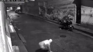 camera-flagra-ladroes-fugindo-pelo-telhado-de-casa-apos-invasao-no-bairro-parangaba,-em-fortaleza