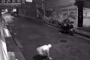 camera-flagra-ladroes-fugindo-pelo-telhado-de-casa-apos-invasao-no-bairro-parangaba,-em-fortaleza