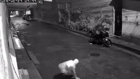 camera-flagra-ladroes-fugindo-pelo-telhado-de-casa-apos-invasao-no-bairro-parangaba,-em-fortaleza