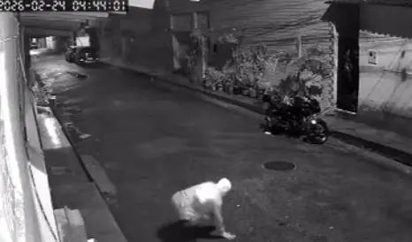 camera-flagra-ladroes-fugindo-pelo-telhado-de-casa-apos-invasao-no-bairro-parangaba,-em-fortaleza