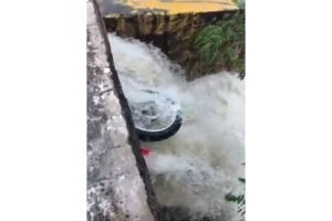 moto-e-arrastada-por-forte-chuva-em-juazeiro-do-norte,-no-ceara