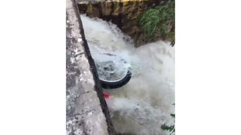 moto-e-arrastada-por-forte-chuva-em-juazeiro-do-norte,-no-ceara