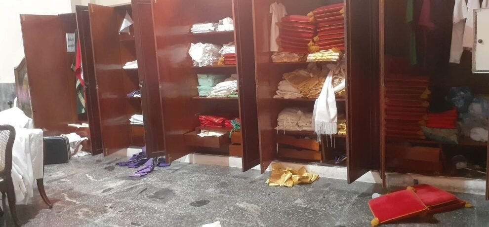 criminosos-que-invadiram-catedral-de-fortaleza-quebraram-vitral-historico-e-deixaram-marcas-de-sangue-no-templo