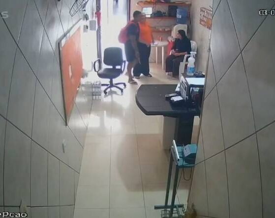 criminoso-invade-motel-em-fortaleza,-ameaca-funcionarias-e-foge-com-pertences 