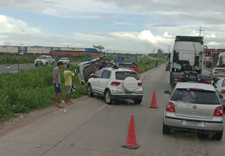 caminhao-cai-em-vala-e-deixa-tres-pessoas-feridas-no-quarto-anel-viario,-em-maracanau