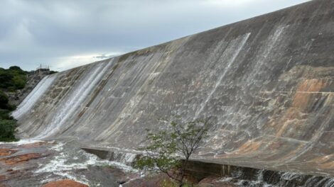 barragem-do-trici-sangra-apos-chuva-de-182-mm-em-taua,-no-ceara