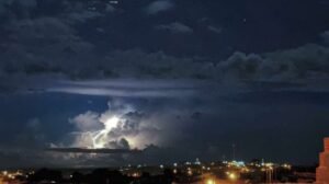 ceara-registra-mais-de-3-mil-raios-em-24-horas;-fortaleza-contabiliza-13-descargas