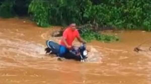 motociclista-e-arrastado-por-correnteza-ao-tentar-atravessar-passagem-molhada-no-ceara