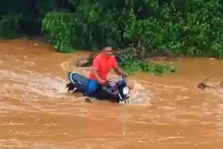 motociclista-e-arrastado-por-correnteza-ao-tentar-atravessar-passagem-molhada-no-ceara
