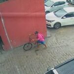 homem-de-bicicleta-e-flagrado-furtando-ferramentas-de-oficina-em-fortaleza