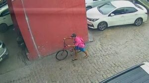 homem-de-bicicleta-e-flagrado-furtando-ferramentas-de-oficina-em-fortaleza