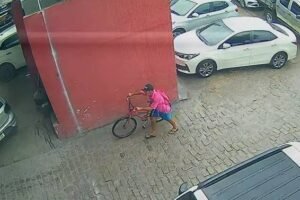 homem-de-bicicleta-e-flagrado-furtando-ferramentas-de-oficina-em-fortaleza