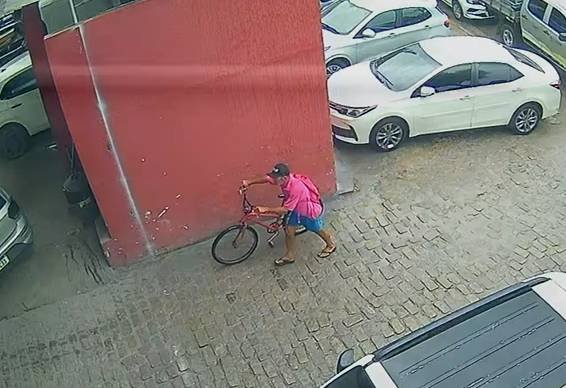 homem-de-bicicleta-e-flagrado-furtando-ferramentas-de-oficina-em-fortaleza