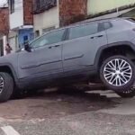 carro-cai-e-fica-preso-em-buraco-em-avenida-de-fortaleza