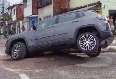carro-cai-e-fica-preso-em-buraco-em-avenida-de-fortaleza