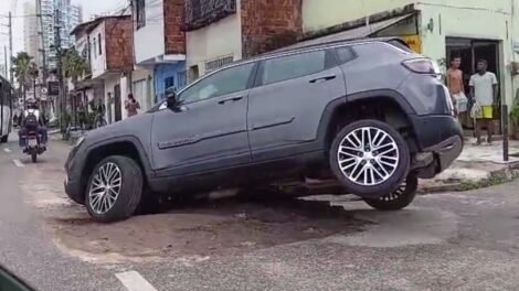 carro-cai-e-fica-preso-em-buraco-em-avenida-de-fortaleza