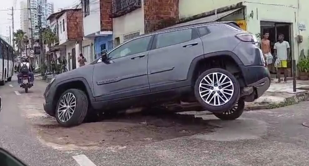 carro-cai-e-fica-preso-em-buraco-em-avenida-de-fortaleza