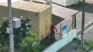 homem-e-preso-apos-ser-flagrado-tentando-violar-conteiner-da-prefeitura-de-fortaleza