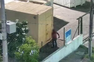 homem-e-preso-apos-ser-flagrado-tentando-violar-conteiner-da-prefeitura-de-fortaleza