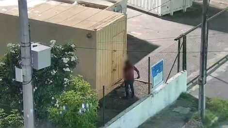 homem-e-preso-apos-ser-flagrado-tentando-violar-conteiner-da-prefeitura-de-fortaleza