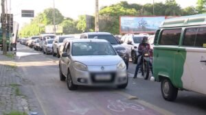invasao-de-ciclofaixas-por-motos-e-carros-gera-multas-e-preocupa-ciclistas-em-fortaleza
