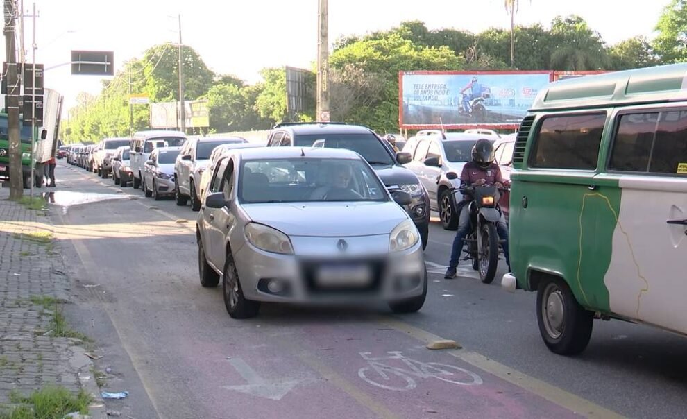 invasao-de-ciclofaixas-por-motos-e-carros-gera-multas-e-preocupa-ciclistas-em-fortaleza