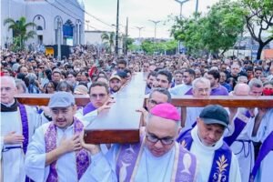 15a-caminhada-penitencial-leva-milhares-de-fieis-as-ruas-em-fortaleza