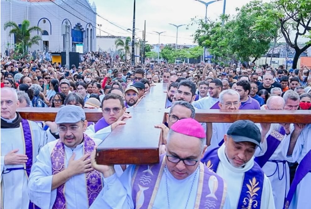 15a-caminhada-penitencial-leva-milhares-de-fieis-as-ruas-em-fortaleza