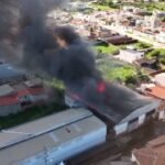 incendio-de-grandes-proporcoes-e-registrado-em-galpao-em-aracati,-no-ceara