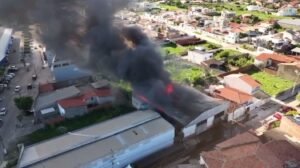 incendio-de-grandes-proporcoes-e-registrado-em-galpao-em-aracati,-no-ceara