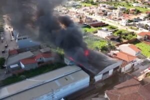incendio-de-grandes-proporcoes-e-registrado-em-galpao-em-aracati,-no-ceara